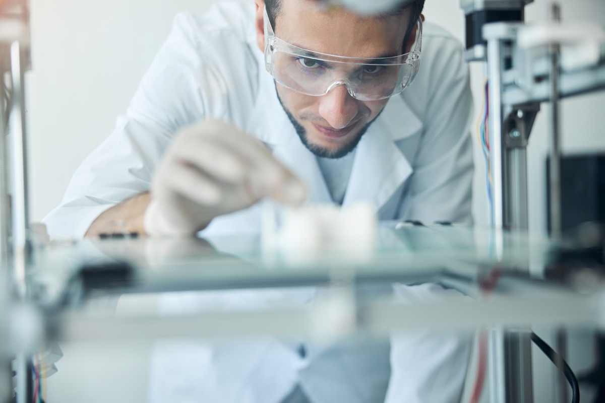 Ilium R&D engineer in laboratory